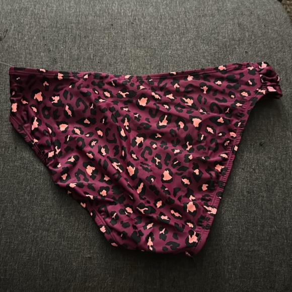 Purple/pink leopard print size medium bikini bottoms - Picture 3 of 3